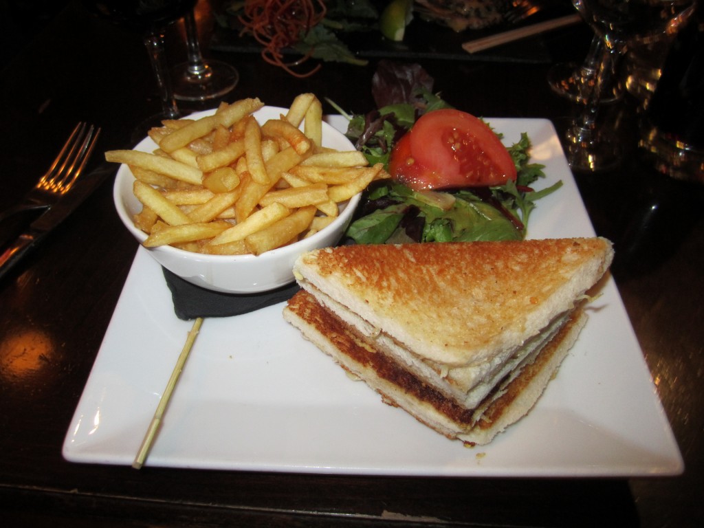Relais' chicken sandwich with dijon & French Fries