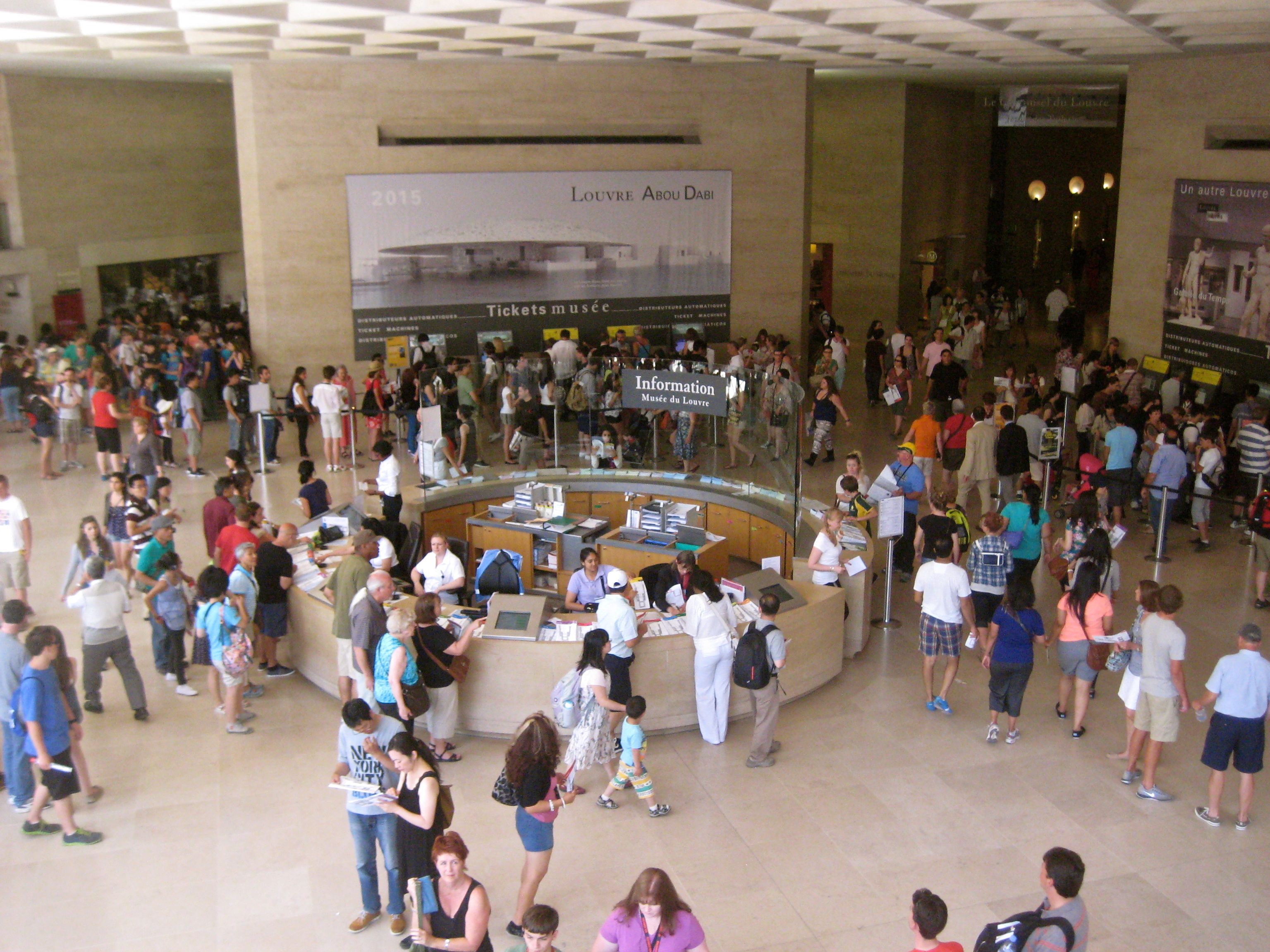 crowds louvre