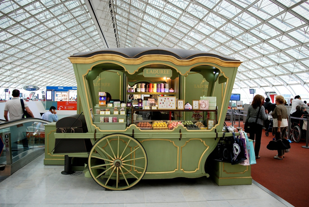 CDG Airport, Paris - 12/22/18: Toblerone promo stand in sweets shop at Paris  airport. Yellow vintage bicycle with happy holidays design Stock Photo -  Alamy